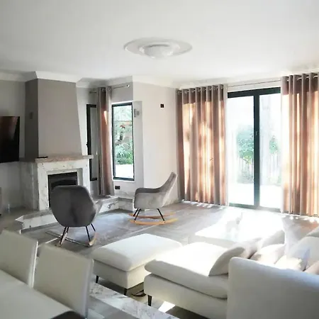 The Beachfront Villa Golem (Tirana)